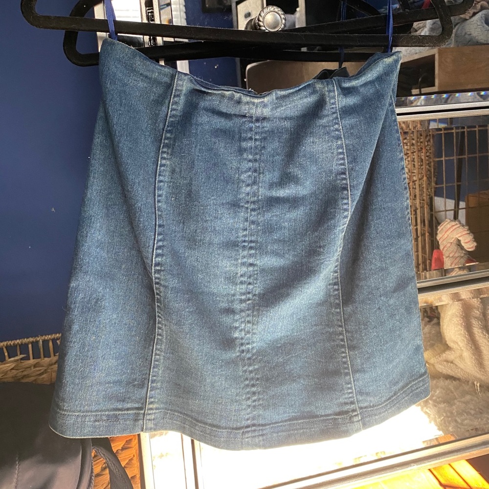 Trendy denim skirt!